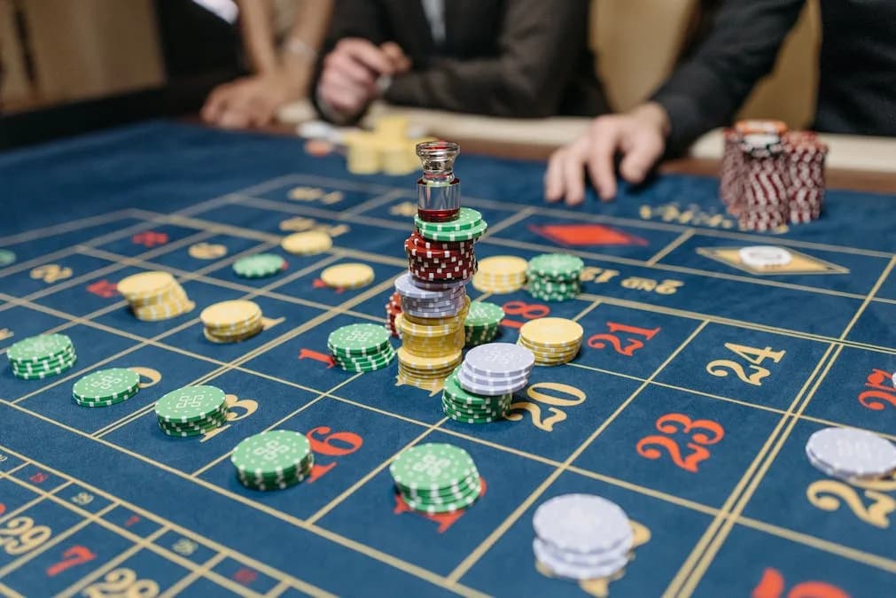 RTP delta · April week 5 · Le Pharaoh (Hacksaw) and Mahjong Wins 3 (PG Soft) — Le Pharaoh advances, Mahjong Wins 3 regresses within ±0.5%