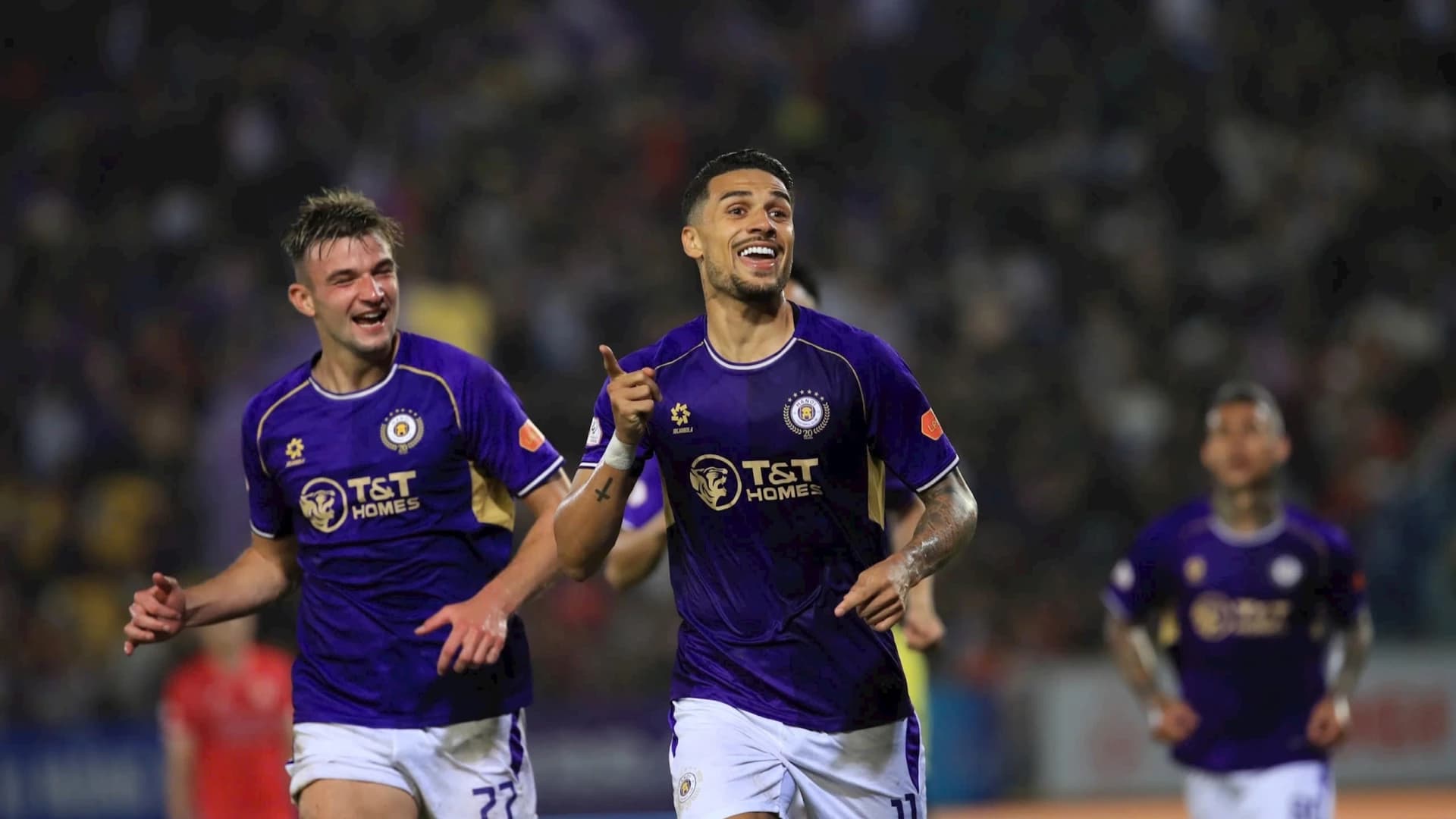 Đêm Hàng Đẫy 26/4: Câu chuyện CAHN hạ SLNA và bầu không khí đêm trở lại đỉnh bảng V-League