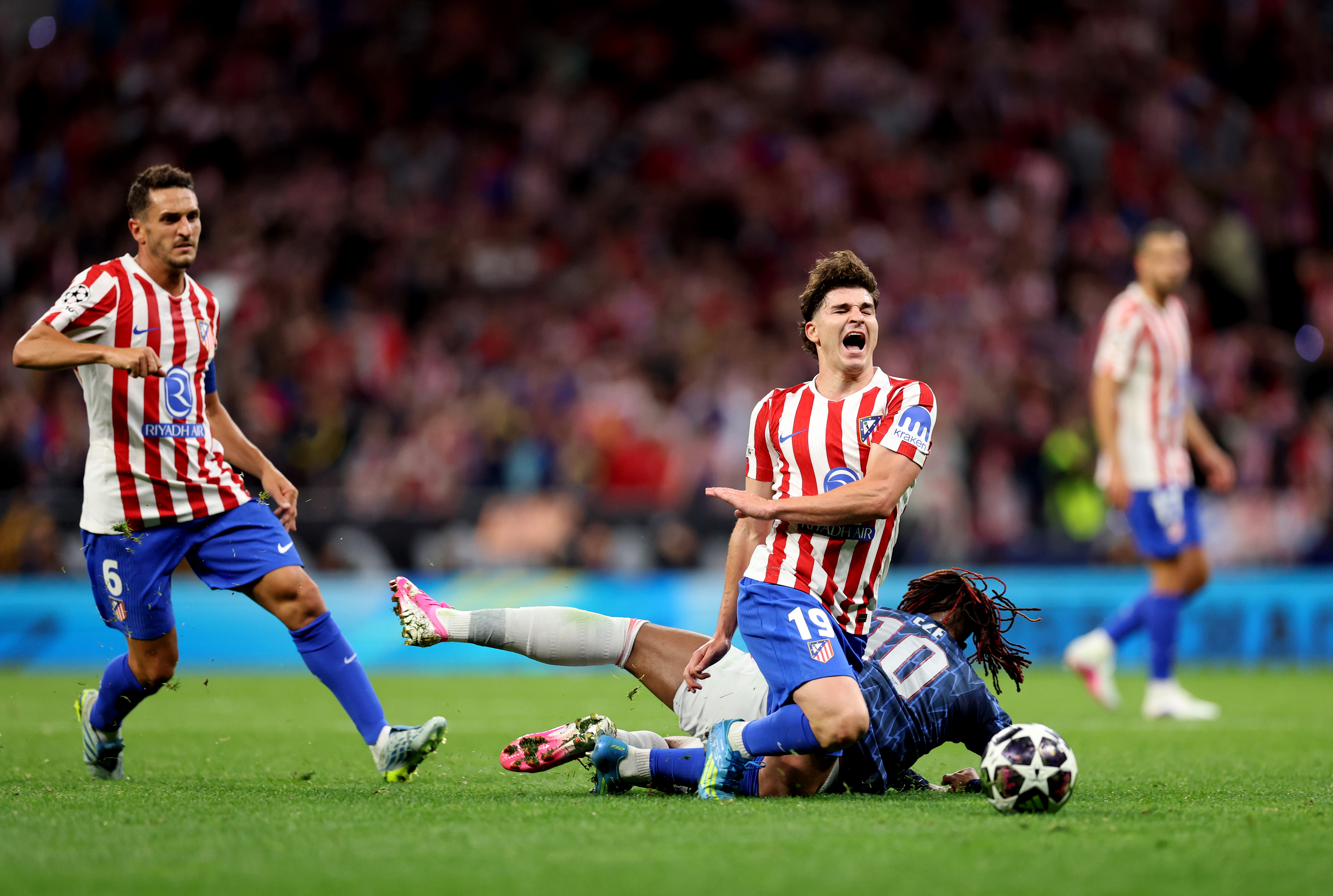 Diego Simeone va Mikel Arteta tren khu ky thuat Metropolitano