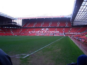 Sân Old Trafford — thánh địa bóng đá nước Anh nơi Man United đón Liverpool