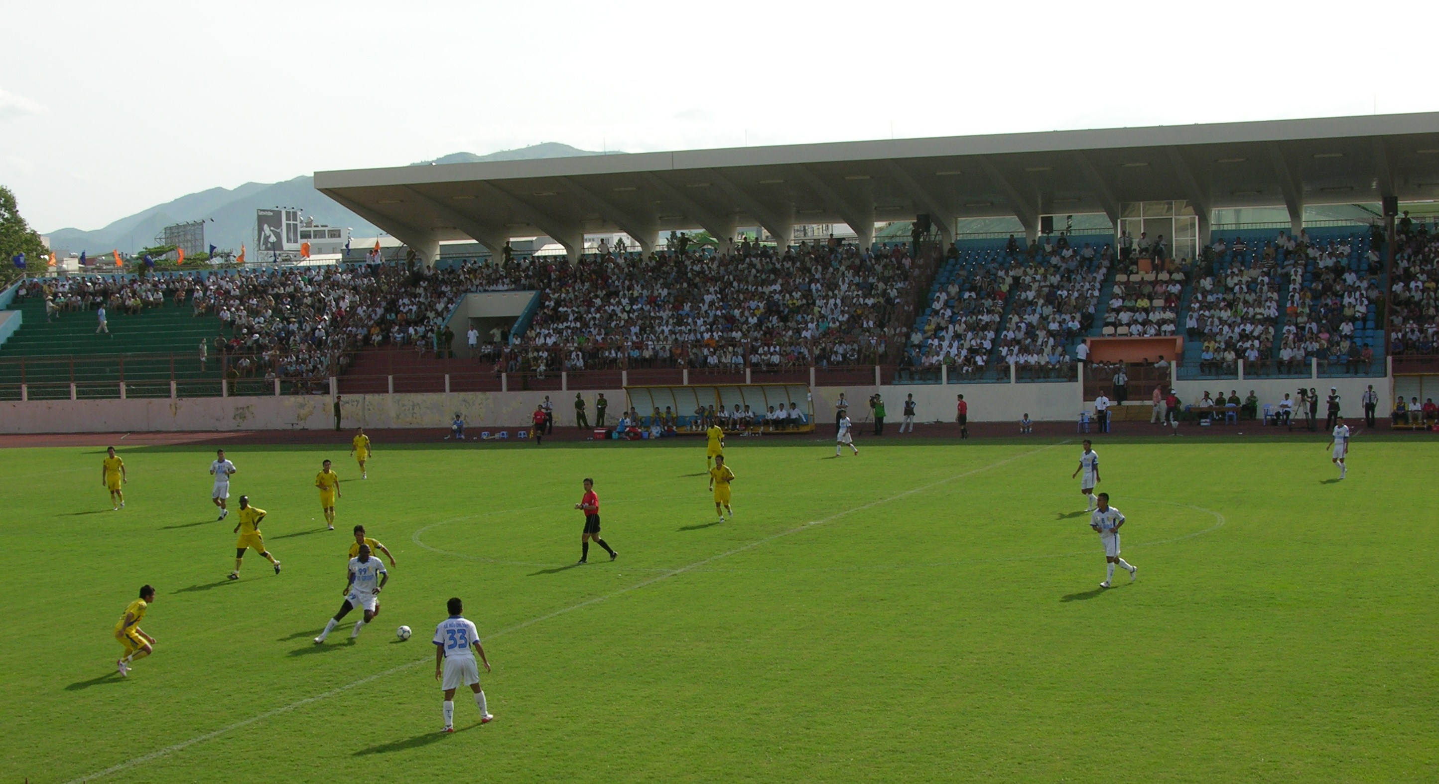 Trận đấu V-League giữa hai đội Việt Nam trên sân bóng