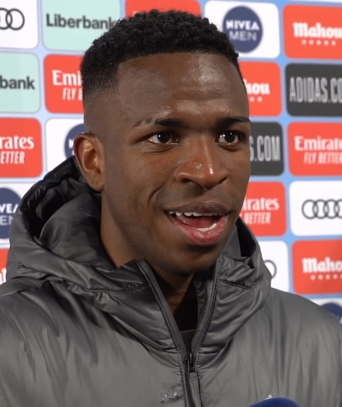 Vinícius Júnior trong màu áo Real Madrid mùa giải 2025-26 sau khi bị Arsenal loại tứ kết UCL