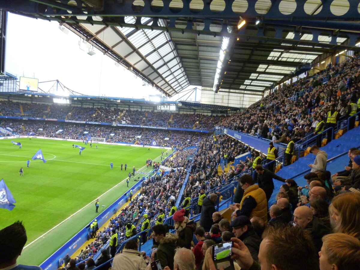 Cổ động viên Chelsea và Man Utd tại Stamford Bridge trước giờ bóng lăn