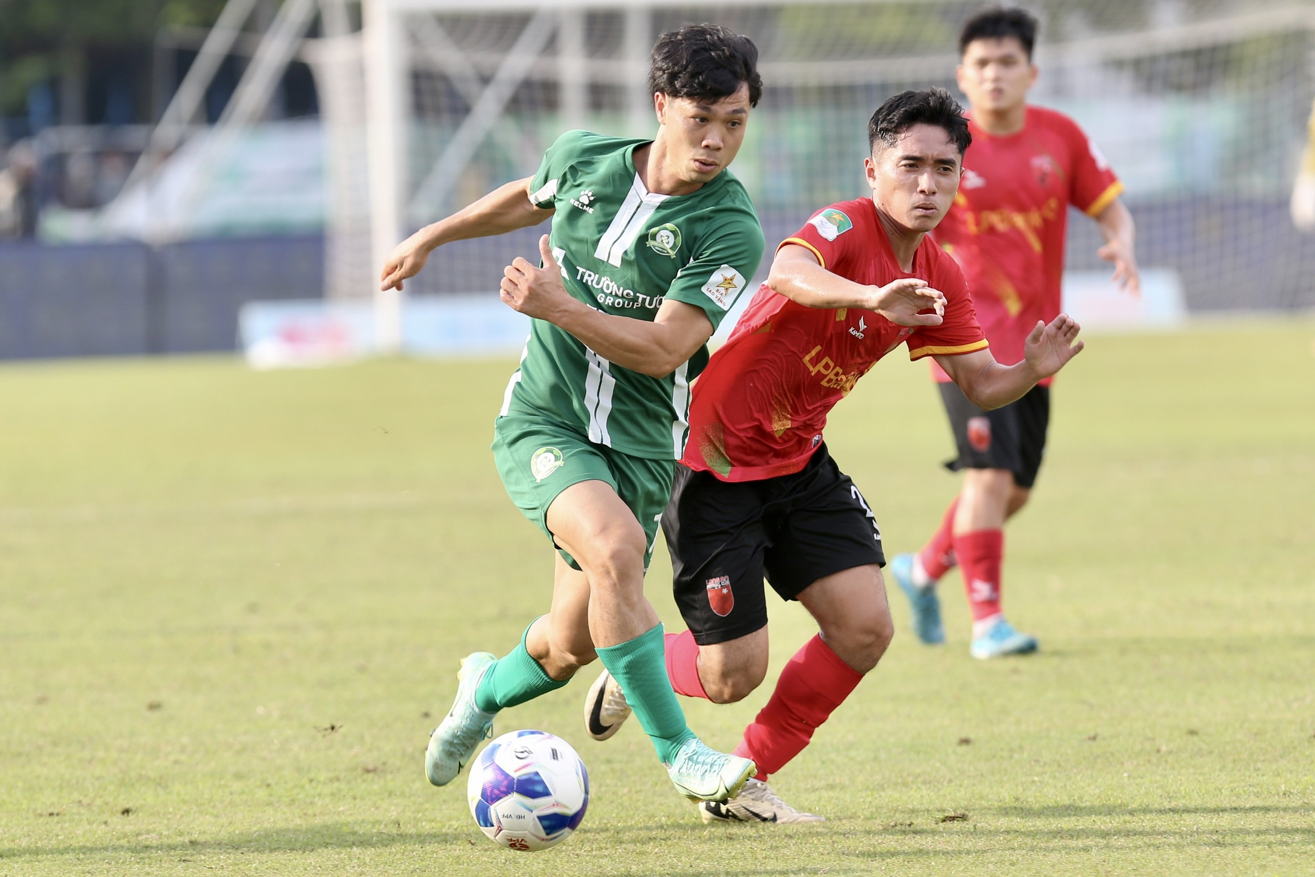 Nguyễn Công Phượng trở lại trên sân Bình Phước sau 21 tháng tịnh dưỡng chấn thương sụn chêm chuẩn bị cho trận play-off lên V-League gặp Đà Nẵng FC