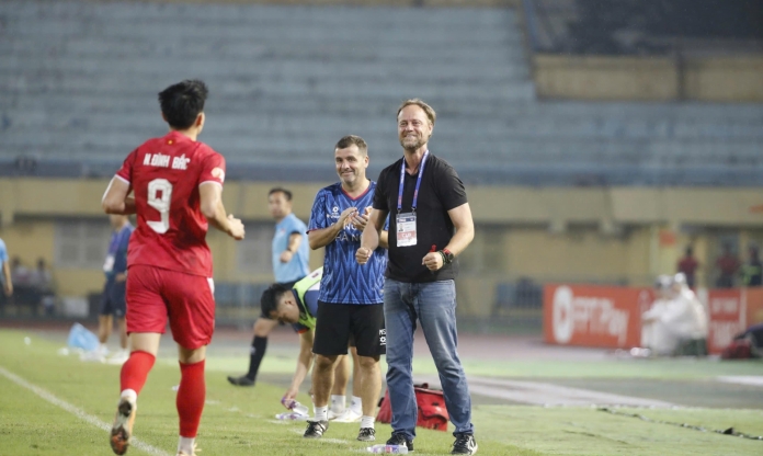 Nguyễn Đình Bắc ăn mừng cú hat-trick lịch sử trong màu áo CAHN trước SLNA tại vòng 21 V-League 2025-26
