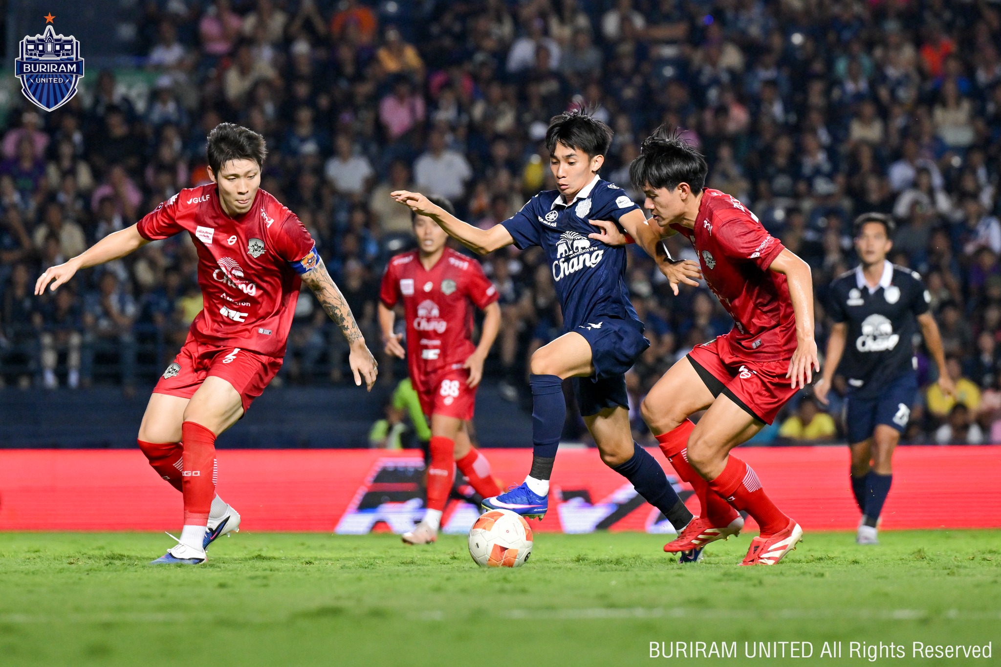 Buriram United nâng cao chiếc cúp Thai League 1 thứ 12 mùa giải 2025/26 tại Chang Arena