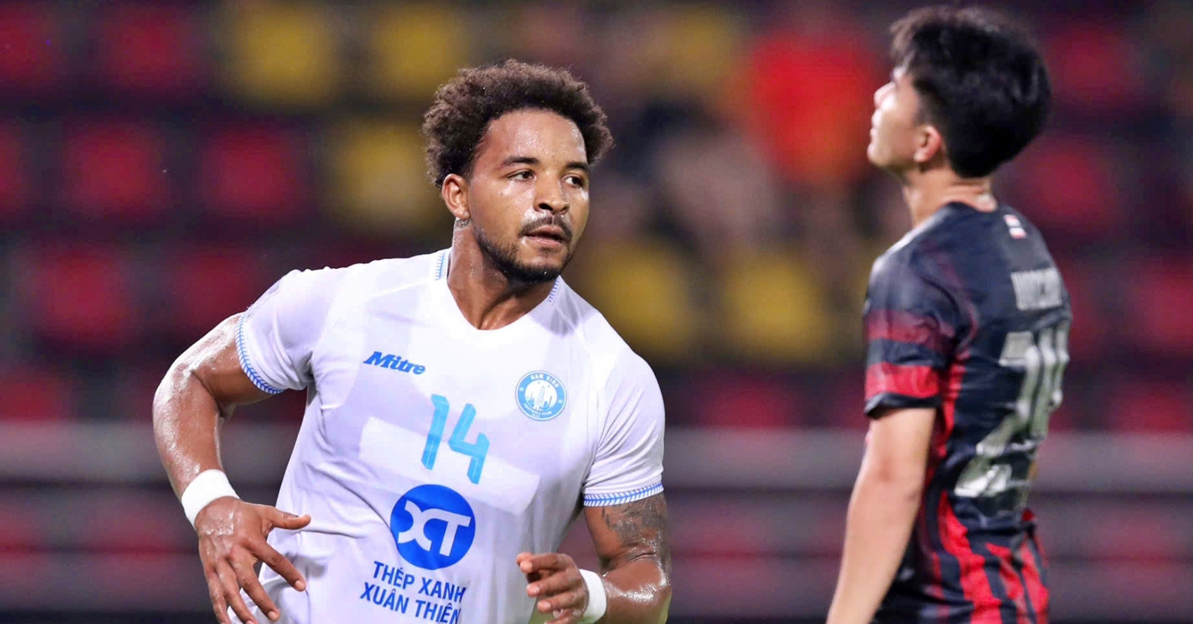 Nguyễn Xuân Son trong màu áo Thép Xanh Nam Định trước trận bán kết AFC Champions League Two gặp Selangor FC
